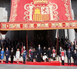 Sus Masjestades los Reyes acompañados por la Princesa de Asturias y la Infanta Doña Sofía a su salida del Congreso momentos antes del desfile militar